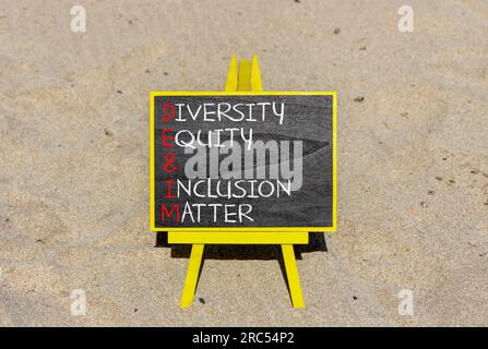 DEI Diversity Equity Inclusion Matter symbol. Le parole concettuali DEI Diversity Equity and Inclusion Matter on Blackboard. Splendido sfondo di sabbia. Busine Foto Stock