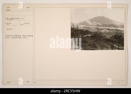 Questa foto, scattata il 3 maggio 1919, da SGT. McGarrigle, mostra la vista di Look-Out Mountain da Cameron Hill a Chattanooga, Tennessee. La foto è stata scattata come parte della descrizione di ricognizione del 45558 e include la nota "3-20". Foto Stock