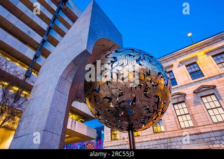 Dublino, Central Bank of Irlenad, The Tree of Gold, Sculpture di Eamonn o'Doherty Foto Stock