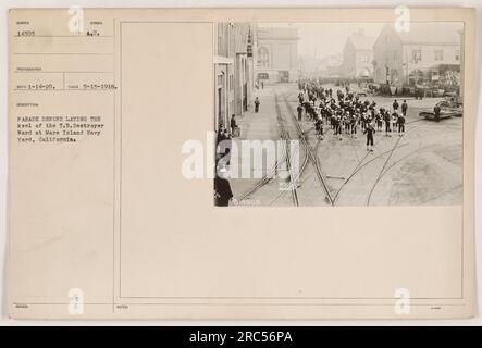 Soldati che marciano in parata prima della cerimonia di posa della chiglia del reparto distruttore T.B.al Mare Island Navy Yard, California. La foto è stata scattata il 15 maggio 1918. Foto Stock