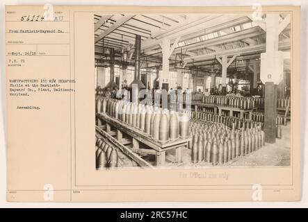 Lavoratori dello stabilimento di Bartlett-Hayward Co. A Baltimora, Maryland, che fabbricano gusci di shrapnel da 155 m/m. La foto è stata scattata il 24 settembre 1918, nel pomeriggio. L'immagine mostra il processo di assemblaggio degli shell. Questa foto è destinata esclusivamente all'uso ufficiale. Foto Stock