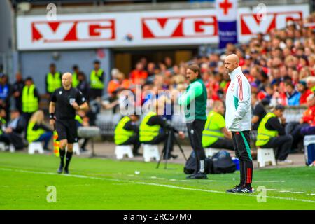 Oslo, Norvegia, 12 luglio 2023. Il nuovo manager del Leeds Uniteds Daniel Farke e Erik Ten Hag del Manchester United nella partita tra Manchester United e Leeds United allo stadio Ullevål di Oslo. Crediti: Frode Arnesen/Alamy Live News Foto Stock