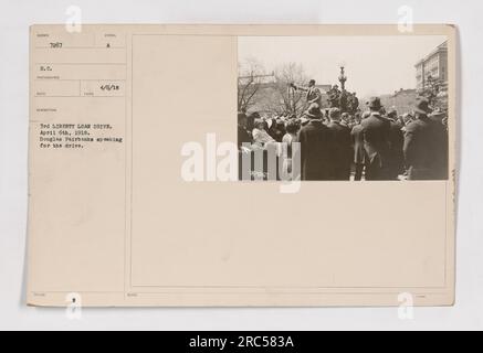 Douglas Fairbanks tiene un discorso durante il 3rd Liberty Loan Drive il 6 aprile 1918. Si vede sostenere la promozione del prestito a sostegno dello sforzo bellico. La fotografia è numerata 111-SC-7267 ed è stata scattata da un fotografo non identificato il 6 aprile 1918. Foto Stock