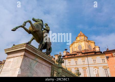 Facciata anteriore della vera Chiesa di San Lorenzo in Piazza Castello a Torino, Italia. Foto Stock