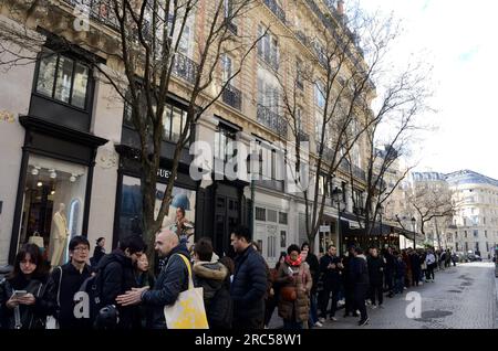 Parigi, Francia - 18 marzo 2023: Gente nella famosa via Montorgueil a Parigi, Francia. Foto Stock