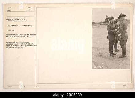 Maj-gen. Grote Hutchinson si congratula con il primo Lieut. Carl C. Mayhew dopo avergli presentato la Croix de Guerre e la Distinguished Service Medal a Camp Meade, Maryland. Sergente H.A. Coombs ha catturato il momento in questa fotografia (56774) il 20 giugno 1919. Foto Stock