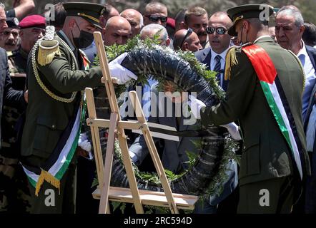 Jenin, Palestina. 12 luglio 2023. il presidente palestinese Mahmud Abbas arriva a deporre una corona dalle tombe dei palestinesi uccisi nei recenti raid militari israeliani nel campo di Jenin per i rifugiati palestinesi. Credito: SOPA Images Limited/Alamy Live News Foto Stock