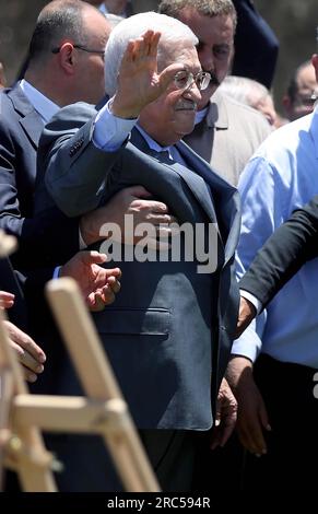 Jenin, Palestina. 12 luglio 2023. il presidente palestinese Mahmud Abbas alza la mano dopo essere arrivato nel campo profughi di Jenin, a nord della Cisgiordania occupata. Credito: SOPA Images Limited/Alamy Live News Foto Stock