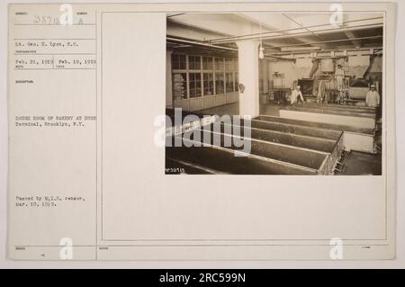 Tenente Geo. H. Lyon ha catturato questa immagine il 21 febbraio 1919 all'interno della sala impasti di una panetteria situata al Bush Terminal di Brooklyn, New York. La fotografia è stata rivista e approvata dal M.I.D. Censor il 10 marzo 1919. È numerato 38715 nella collezione del fotografo. Foto Stock