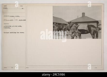 Trooper a Fort Myer, Virginia, che si prepara a sellare il suo cavallo. Questa fotografia, scattata dal Signal Corps, è numerata 68431 ed è stata ricevuta l'11 maggio 1920. Fa parte di una serie che documenta le attività a Fort Myer. Il cavallo nell'immagine è noto come SUMBER 430-1920, come indicato nella descrizione. Foto Stock