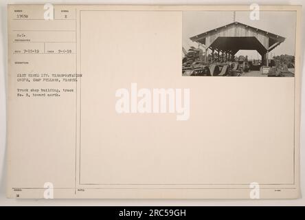 "Fotografia che raffigura l'edificio del negozio di camion e la pista n. 8 al 21° Grand Div. Corpo dei trasporti a Camp Pullman, Francia durante la prima guerra mondiale. L'immagine viene acquisita da una prospettiva nord. Porta il numero 57638 ed è stato fotografato da S.C. il 15 luglio 1919. La foto è stata scattata il 4 settembre 1918 e include il simbolo E.' Foto Stock