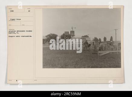 Didascalia: "Hangar in costruzione presso la Aviation Experiment Station di Hampton, Virginia. Questa immagine, etichettata come 111-SC-3450, proviene dalla collezione di fotografie del Signal Corps scattate durante la prima guerra mondiale. La fotografia mostra lo sviluppo delle infrastrutture in corso presso la stazione." Foto Stock