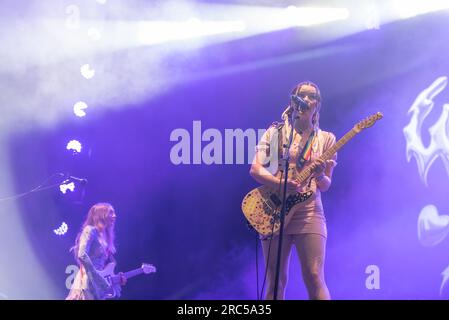 Rhian Teasdale della band indie rock britannica Wet Leg si esibisce dal vivo sul palco durante il Pohoda Festival 2023 all'aeroporto di Trencin. Il festival Pohoda è il più grande festival musicale estivo all'aperto della Slovacchia. Foto Stock