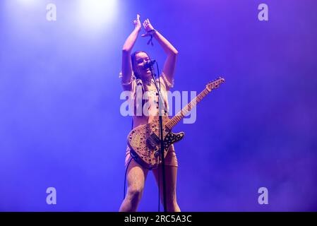 Rhian Teasdale della band indie rock britannica Wet Leg si esibisce dal vivo sul palco durante il Pohoda Festival 2023 all'aeroporto di Trencin. Il festival Pohoda è il più grande festival musicale estivo all'aperto della Slovacchia. Foto Stock