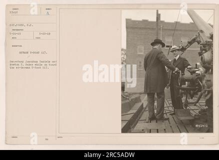 Il segretario Josephus Daniels e Newton D. Baker visitano l'ex U-Boat tedesco 117. La fotografia, scattata il 24 maggio 1919, mostra i due ufficiali all'interno del sottomarino, che erano stati catturati dall'esercito americano durante la prima guerra mondiale. La documentazione dell'immagine fornisce la descrizione e il numero di emissione come riferimento. Me NOTE: 53416 Foto Stock