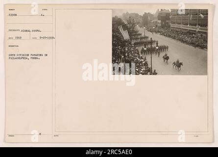 La 28th Division sfilò a Philadelphia, Pennsylvania il 15 maggio 1919. La fotografia, scattata dal Signal Corps, raffigura la divisione durante una marcia cerimoniale. L'immagine è contrassegnata con il simbolo A ed è stata ricevuta nel 1919. Le note sulla fotografia indicano il numero di identificazione 2053358. Foto Stock