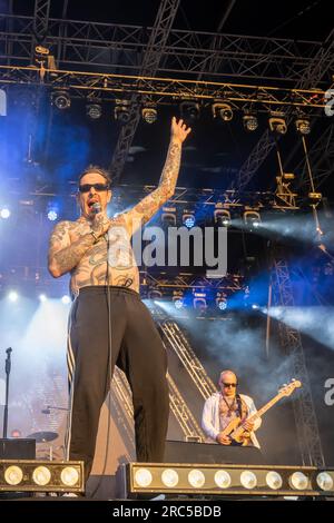 Trencin, Slovacchia. 7 luglio 2023. Il cantante Sebastian Murphy della band punk svedese Viagra Boys si esibisce dal vivo sul palco durante il Pohoda Festival 2023 all'aeroporto di Trencin. Il festival Pohoda è il più grande festival musicale estivo all'aperto della Slovacchia. (Foto di Tomas Tkacik/SOPA Images/Sipa USA) credito: SIPA USA/Alamy Live News Foto Stock