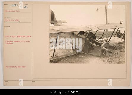 Fort Sill, Oklahoma - 10 settembre 1918: Un aereo a Post Field è stato danneggiato a causa di un atterraggio forzato. L'aereo è mostrato nella fotografia dopo l'incidente. Questa immagine è stata scattata da un fotografo il 10 settembre 1918 ed è contrassegnata con il numero di descrizione SUBIECT 54071. È destinato esclusivamente all'uso ufficiale. Foto Stock