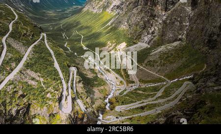 Trollstigen, Andalsnes, Norvegia. Auto va in montagna a serpentina Trollstigen su strada. Norvegese famoso punto di riferimento e meta popolare. La contea norvegese Foto Stock
