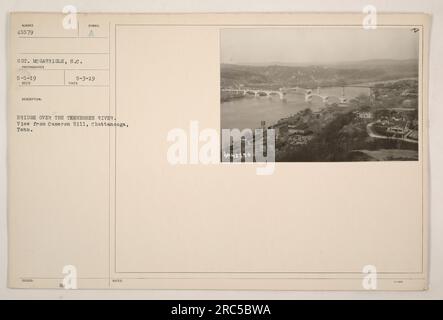 Ponte sul fiume Tennessee a Chattanooga, Tennessee. La foto è stata scattata dal sergente McGarrigle il 5 maggio 1919. La foto è in risposta a una descrizione rilasciata il 3 maggio 1919, ed è contrassegnata con l'identificatore 45579. Offre una vista del ponte da Cameron Hill. Foto Stock