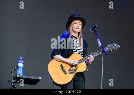 Trencin, Slovacchia. 7 luglio 2023. Suzanne Vega, cantante e cantautrice americana, si esibisce dal vivo sul palco durante il Pohoda Festival 2023 all'aeroporto di Trencin. Il festival Pohoda è il più grande festival musicale estivo all'aperto della Slovacchia. (Foto di Tomas Tkacik/SOPA Images/Sipa USA) credito: SIPA USA/Alamy Live News Foto Stock