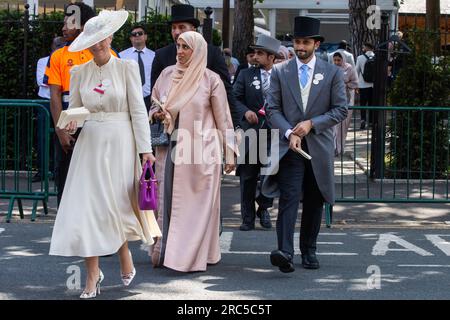 Ascot, Regno Unito. 22 giugno 2023. Gli automobilisti arrivano al Royal Ascot il giorno della Gold Cup. Molti spettatori del Gold Cup Day, il terzo giorno del Royal Ascot, noto anche come Ladies' Day dal 1823, indossano cappelli e abiti stravaganti. Crediti: Mark Kerrison/Alamy Live News Foto Stock