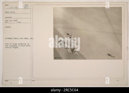 Una grande formazione di 202 aerei che sorvolano Rockwell Field, San Diego, California durante un volo per la celebrazione della pace. La foto è stata scattata il 15 gennaio 1919. Foto Stock