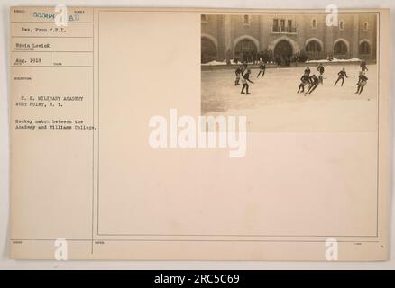 Immagine di una partita di hockey che si svolge presso la United States Military Academy di West Point, New York, nell'agosto 1918. Il gioco coinvolge sia l'Academy che il Williams College, come documentato dal fotografo Edwin Levick. Foto Stock