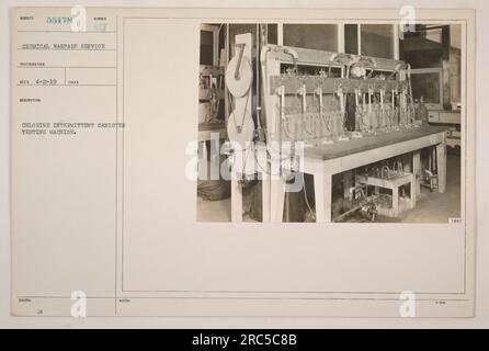 In questa fotografia è stata acquisita una macchina per il test del filtro a carboni attivi intermittente con cloro. La foto è stata scattata da un fotografo del servizio di guerra chimica il 2 aprile 1919 e ha una descrizione numero di Surect: 55178. La macchina è stata utilizzata per testare le taniche contenenti gas cloro e la fotografia è stata riportata nelle banconote emesse nel 1941. Foto Stock