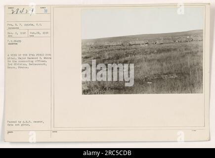 Soldier Pvt. R. P. Antrim è raffigurato al 27th Field Hospital di Bethencourt, Mosa, Francia durante la prima guerra mondiale. Anche l'ufficiale comandante, il maggiore Harwood C. Moore, è presente nella foto. La data esatta della foto e le note aggiuntive non sono fornite. Approvato dal censore A.E.P. Foto Stock