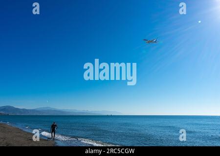 MALAGA, SPAGNA - 25 MARZO 2023: Atterraggio dell'aereo all'alba sul Mar Mediterraneo, Costa del Sol a Malaga, Spagna il 25 marzo 2023 Foto Stock