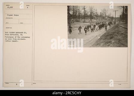 I prigionieri di guerra a Fort McPherson in Georgia tornano al lavoro dopo pranzo. La fotografia mostra una scena che raffigura prigionieri di guerra fuori dalla scorta. Questa immagine è stata scattata da un fotografo del Signal Corps e i prigionieri sono etichettati come numero 45.660. Foto Stock