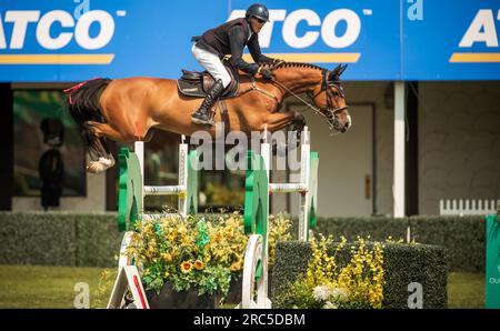 L'irlandese Paul o'Shea gareggia nel Rolex North American Grand Prix a Spruce Meadows. Foto Stock