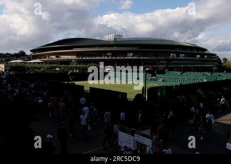 12 luglio 2023; All England Lawn Tennis and Croquet Club, Londra, Inghilterra: Torneo di tennis di Wimbledon; il campo 1 è illuminato dal sole Foto Stock