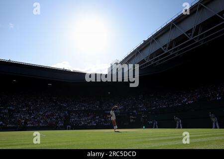 12 luglio 2023; All England Lawn Tennis and Croquet Club, Londra, Inghilterra: Torneo di tennis di Wimbledon; Carlos Alcaraz serve Holger Rune Foto Stock