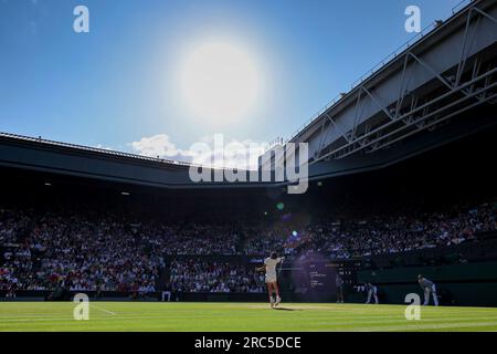 12 luglio 2023; All England Lawn Tennis and Croquet Club, Londra, Inghilterra: Torneo di tennis di Wimbledon; Carlos Alcaraz serve Holger Rune Foto Stock