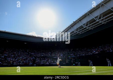 12 luglio 2023; All England Lawn Tennis and Croquet Club, Londra, Inghilterra: Torneo di tennis di Wimbledon; Carlos Alcaraz serve Holger Rune Foto Stock