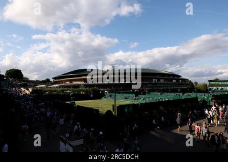 12 luglio 2023; All England Lawn Tennis and Croquet Club, Londra, Inghilterra: Torneo di tennis di Wimbledon; il campo 1 è illuminato dal sole Foto Stock