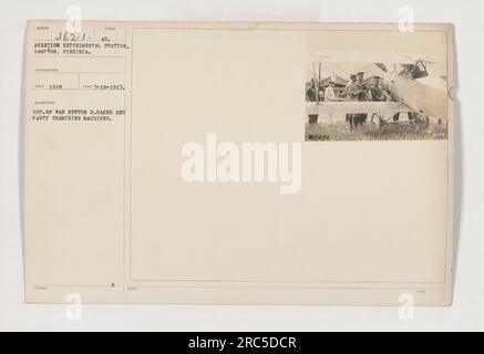 Il Segretario alla Guerra Newton D. Baker e il suo gruppo esaminavano le macchine alla Aviation Experimental Station di Hampton, Virginia. Questa foto è stata scattata il 18 luglio 1917 dal fotografo Seco. Fa parte di una serie di fotografie che documentano le attività militari americane durante la prima guerra mondiale. Foto Stock