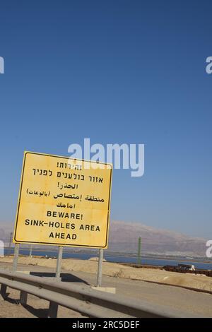 Estrazione del sale, coltivazione del sale lungo il bacino inferiore del Mar morto in Israele Foto Stock