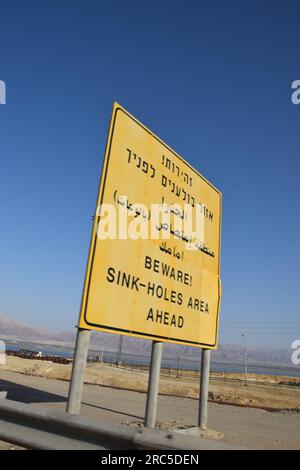 Estrazione del sale, coltivazione del sale lungo il bacino inferiore del Mar morto in Israele Foto Stock