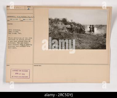 Artiglieria da campo della 40th Division in azione durante un attacco bomba a gas da un aereo a Camp Kearney a San Diego, California. Le bombe a gas sono state sganciate con precisione dall'aereo di passaggio. Fotografia scattata dal tenente E.N. Jackson del Signal Reserve Corps il 31 marzo 1918 e rilasciato dal War College Division Laboratory il 16 aprile 1918. Foto Stock