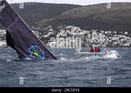 Bodrum, Turchia. 2 aprile 2023: Una barca a vela che affonda nel mare tra le onde in un tempo tempestoso. Prima di allora, due barche si scontrano. Foto Stock