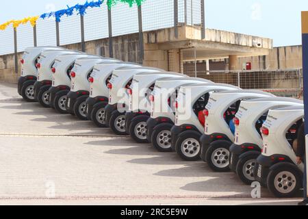 Una linea di 12 quadricicli elettrici Renault Twizy disponibili per il noleggio, per ospitare due occupanti seduti in tandem, Valletta, Malta, aprile 2023. Foto Stock