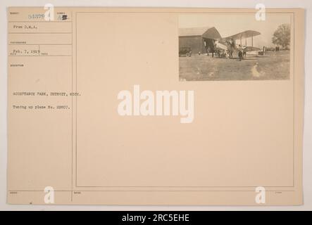 Questa fotografia, scattata al Acceptance Park di Detroit, Michigan, nel 1919, mostra il personale militare che sintonizza l'aereo n. 22807. L'immagine fa parte della collezione di fotografie che documentano le attività militari americane durante la prima guerra mondiale. Foto Stock