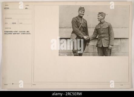 Un ufficiale dell'esercito e un uomo arruolato stanno insieme in questa immagine, scattata nel 1919. I loro nomi e i loro ranghi non sono identificati. La fotografia fa parte della collezione delle attività militari americane durante la prima guerra mondiale. Foto Stock