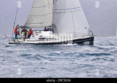 Bodrum, Turchia. 2 aprile 2023: Le barche a vela navigano con il vento nelle acque blu del Mar Egeo, sulle rive della famosa destinazione turistica Bo Foto Stock