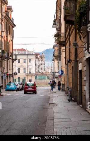 Torino, Italia - 27 marzo 2022: Piazza Carlo Emanuele II è una delle piazze principali nel centro della città sabauda, attraversata da via Maria Vittoria e Foto Stock