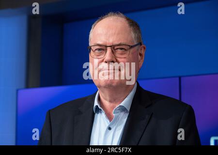 Colonia, Deutschland. 12 luglio 2023. Peer STEINBRUECK, Steinbruck, politico, SPD, ritratto, Ritratto, immagine singola ritagliata, motivo singolo, ospite nello show Maischberger, talk show, WDR/ARD, 12 luglio 2023. Credito: dpa/Alamy Live News Foto Stock