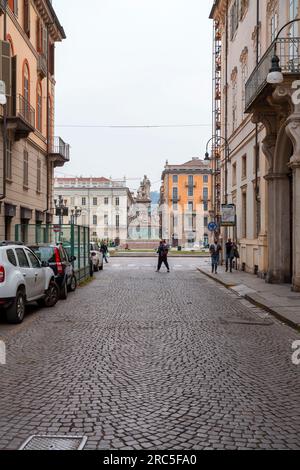 Torino, Italia - 27 marzo 2022: Piazza Carlo Emanuele II è una delle piazze principali nel centro della città sabauda, attraversata da via Maria Vittoria e Foto Stock